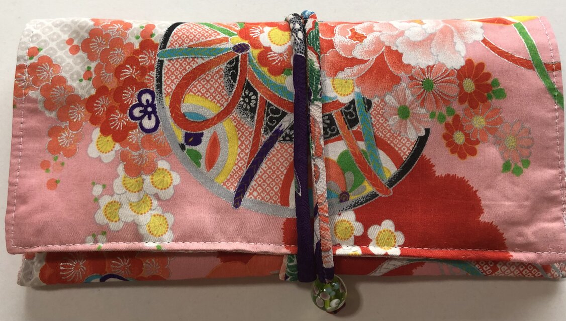 ８３１２　花柄の着物で作った和風財布・ポーチ