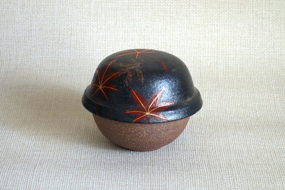 鈴形蓋物　(金彩赤絵紅葉a）