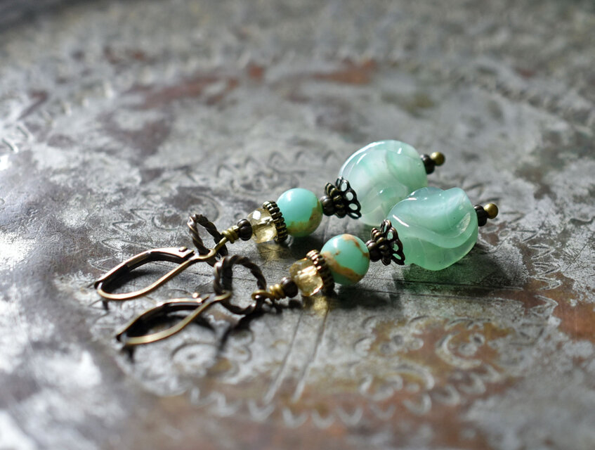 千草色japanヴィンテージビーズとクリソプレーズ、シトリンのピアス