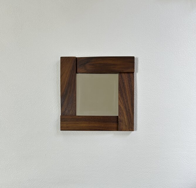 チーク無垢材を天然オイルで仕上げた卓上ミラー