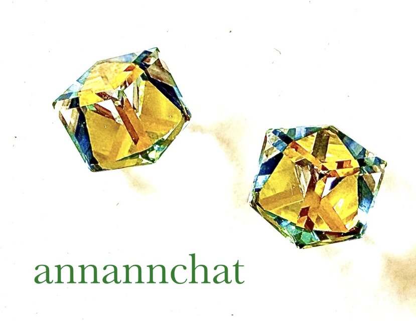 【ビンテージ　オーストリア製  スワロフスキー　クリスタルサハラ　大粒　 斜めキューブ　ピアス】