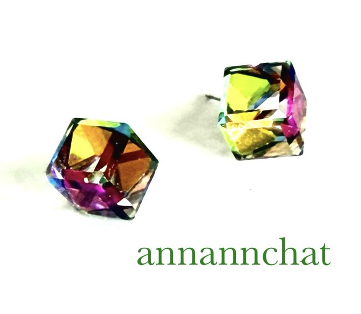 【ビンテージ　オーストリア製  スワロフスキー　クリスタルミディアムライト　 斜めキューブ　ピアス】