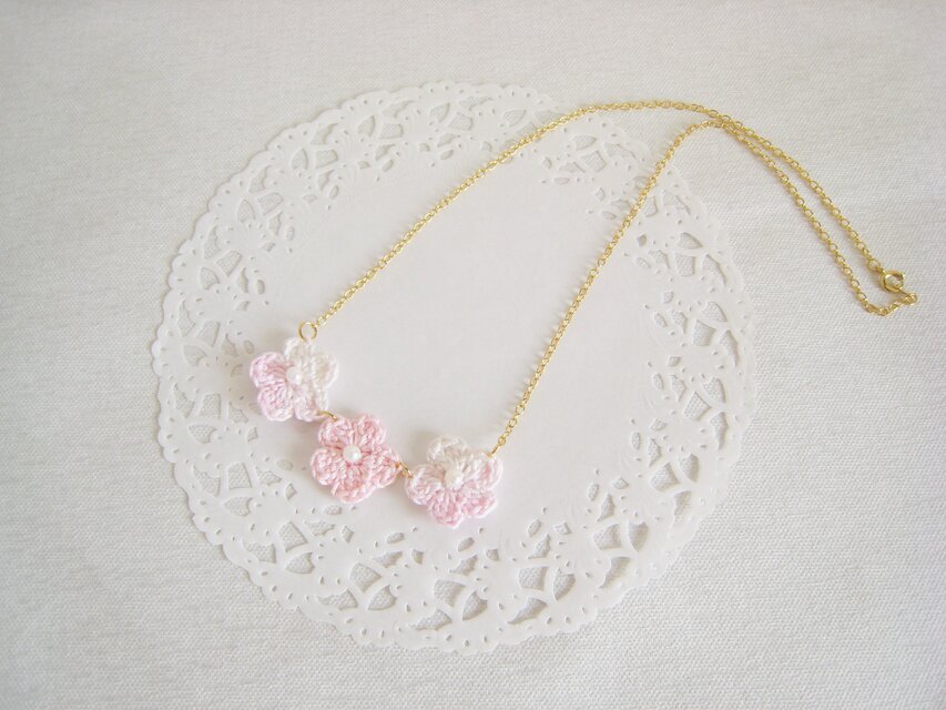 可愛いピンクのフラワーモチーフネックレス（ゴールド色チェーン