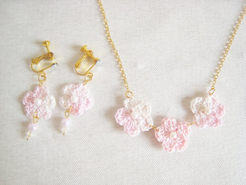 可愛いピンクのフラワーモチーフネックレス（ゴールド色チェーン