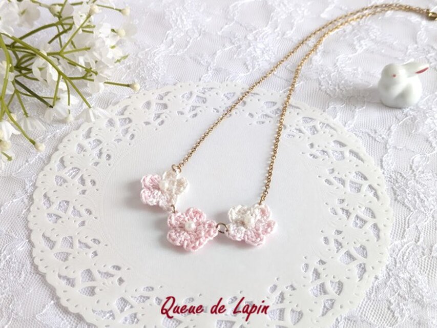 可愛いピンクのフラワーモチーフネックレス（ゴールド色チェーン）