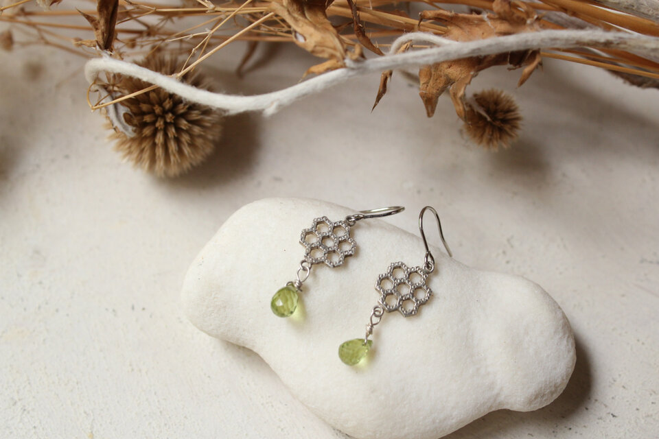 ペリドットの六角ピアス/silver