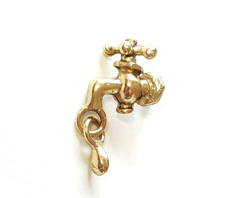 【 蛇口（水道）の　水滴が揺れる　ピンブローチ】アメリカ製　ピューター素材