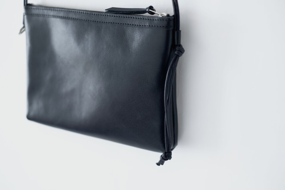 leather shoulder pouch kuro
