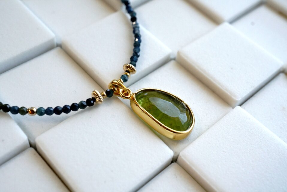 ペリドットとインディゴライトトルマリンのネックレス