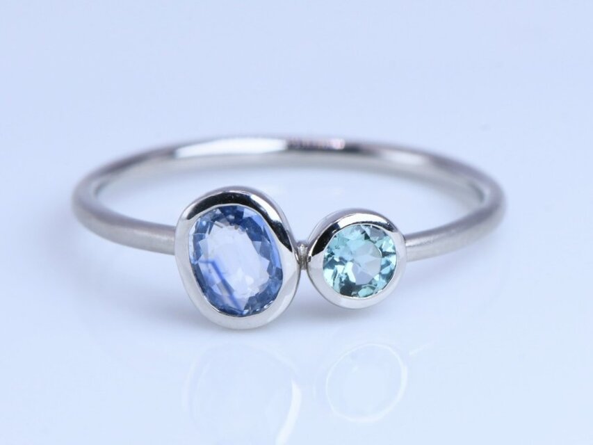 Pt900 アイスブルーサファイアとコーネルピンのリング