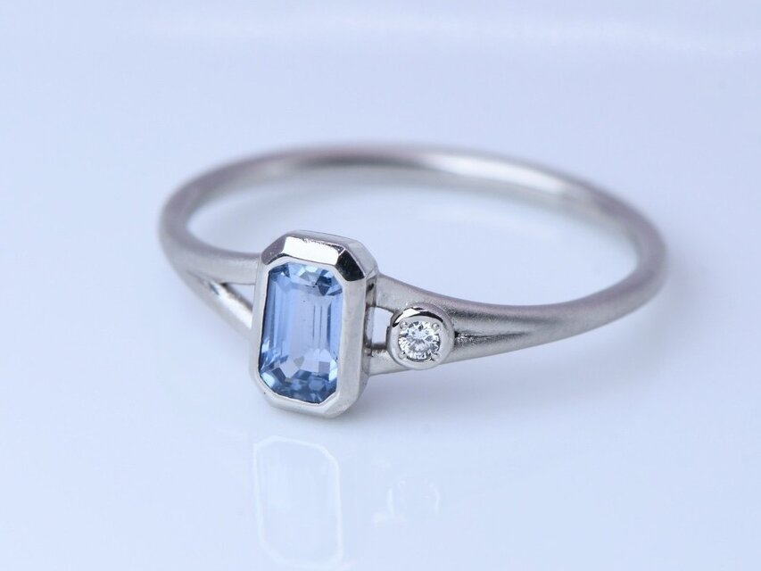 Pt900 ブルーサファイアとダイヤのスプリットシャンクリング