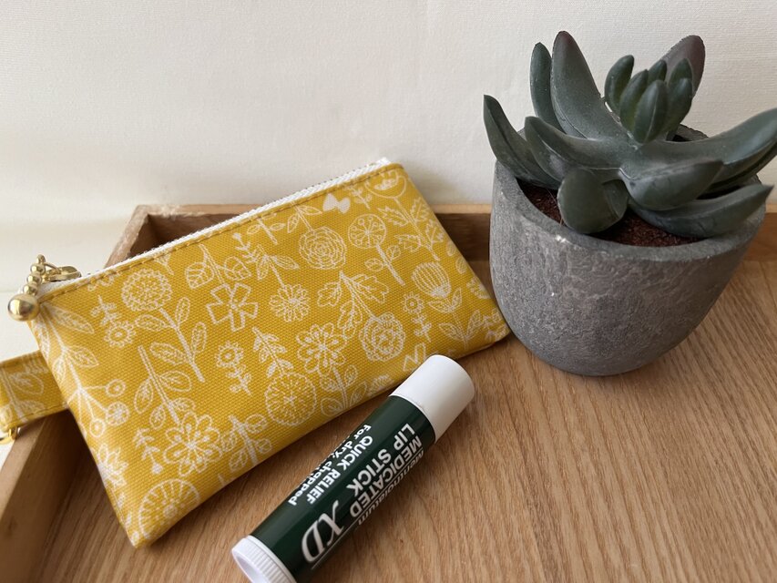 10ミニラミネートポーチ　北欧風花柄　カラビナ