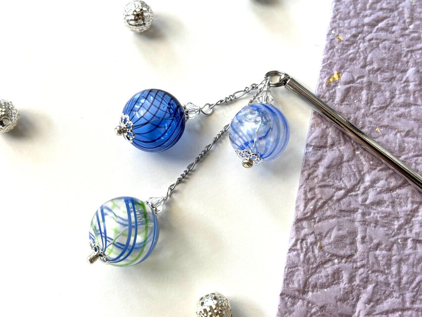 かんざし　青いストライプの吹きガラス３連　一本挿し　一本簪　夏　ブルー　水色　涼しげ　軽い　軽量