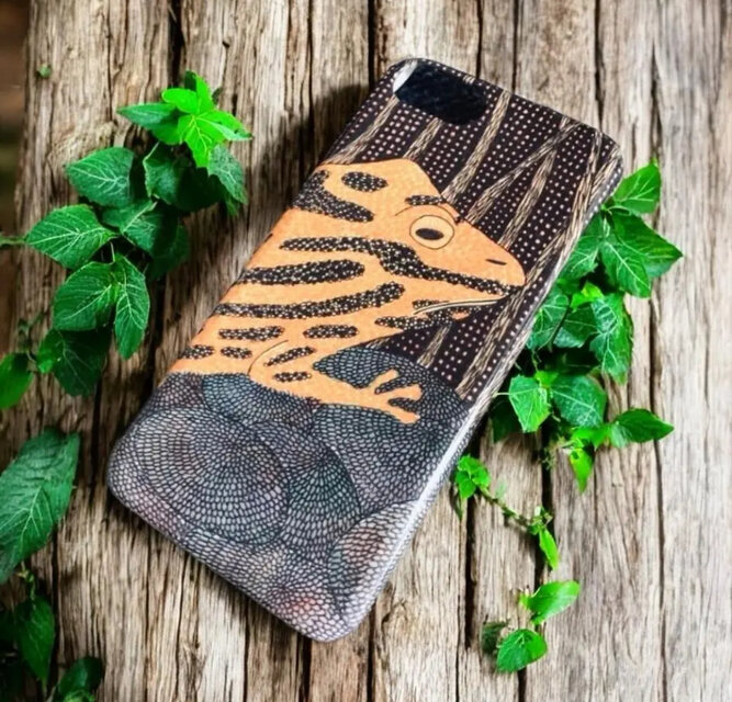 帳簿とニヤけ顔｜コロボリーヒキガエルモドキ・コロキチ｜背面ケース