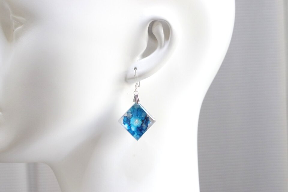 レジンアート　スクエアピアス〈哀しい瑠璃色〉