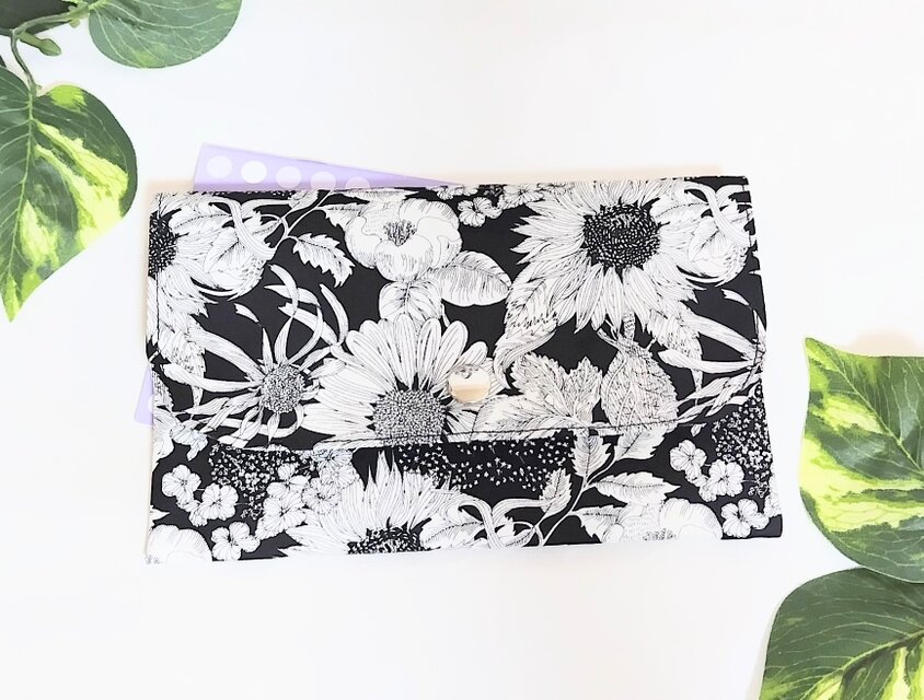 リバティブラックのフラップケース