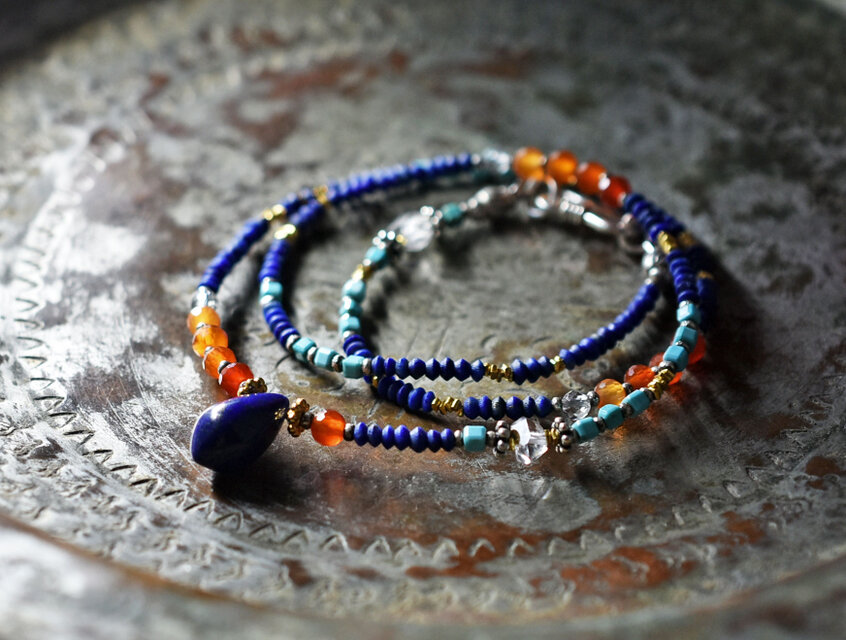 雫型ラピスとカーネリアン、ターコイズ、ハーキマーダイヤモンド、小さなラピス、カレンシルバーの華奢なネックレス