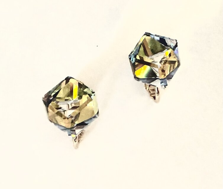 イヤリングMade with 8?mmキューブスワロフスキークリスタル要素。サファイア色付きブルー。レバーバック Earrings 並行輸入品 | イヤリング 日本製 クリスタル オーロラ 10mm ファセット