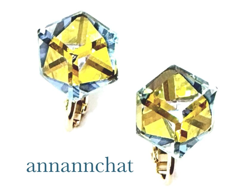 【ビンテージ　オーストリア製  スワロフスキー　クリスタルサハラ　大粒　 斜めキューブ　イヤリング】