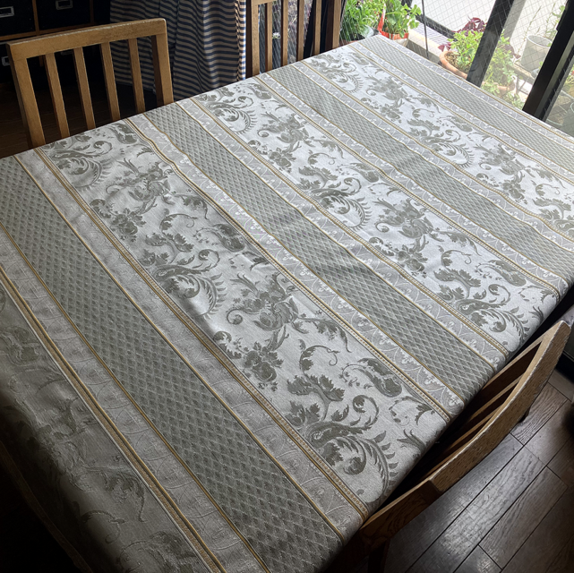 優美な時を紡ぐ格調高きジャガード織りテーブルクロス | iichi 日々の