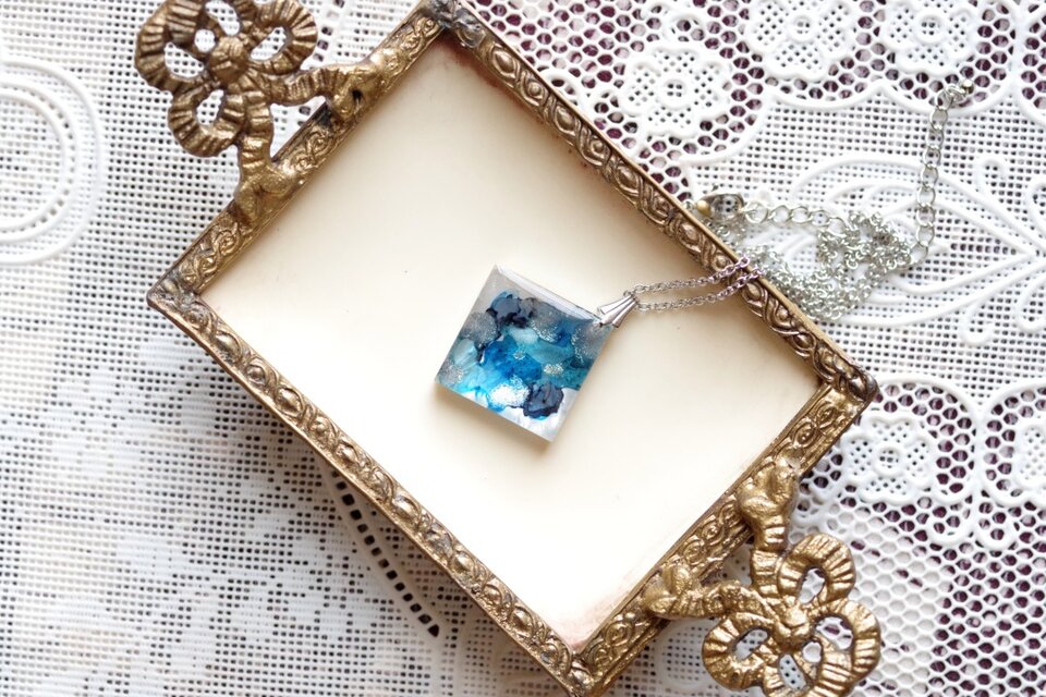 レジンアート　スクエアペンダント〈哀しい瑠璃色〉