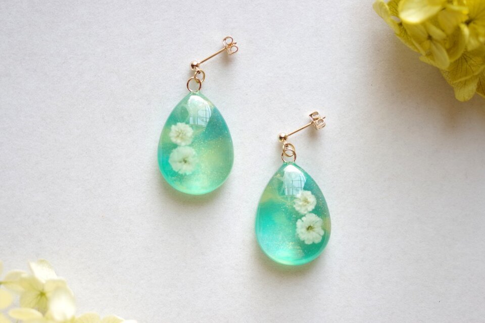 レジンアート　ドロップピアス〈野辺の花よ〉