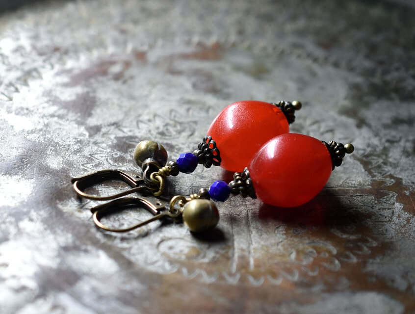 朱赤色エチオピアンチェリーとラピス、民族鈴のピアス