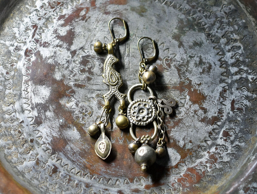 鳥型＆多彩oldアフガンメタルパーツと民族鈴のアンシメトリーピアス