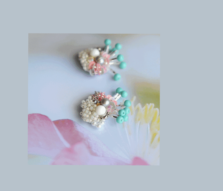 ポップなスパンコール刺繍大振りピアス　淡水パール