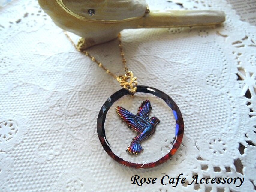 （1411）ヴィンテージグラスインタリオ✨バミューダブルー素敵な鳩のサークルペンダント/SV925 製バチカン/ハート型