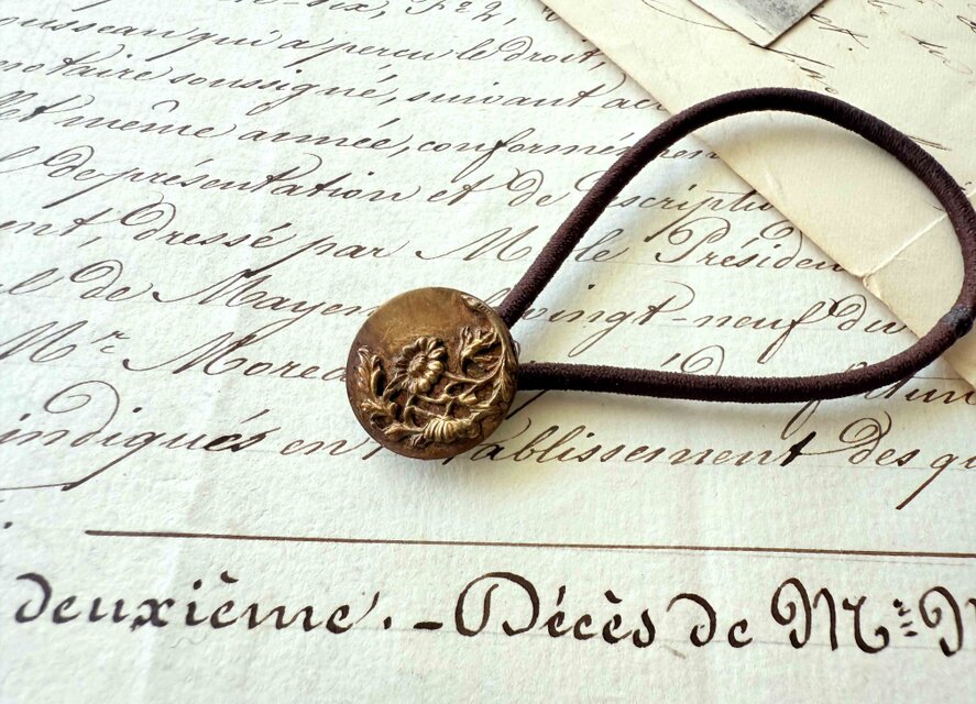 アンティークボタンヘアゴム／ゴールドフラワーピクチャーボタン