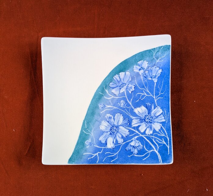 コスモスの青いスクエア皿【３輪の満開のコスモス】