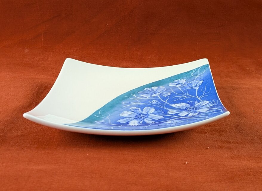 コスモスの青いスクエア皿【3輪の満開のコスモス】 | iichi 日々の