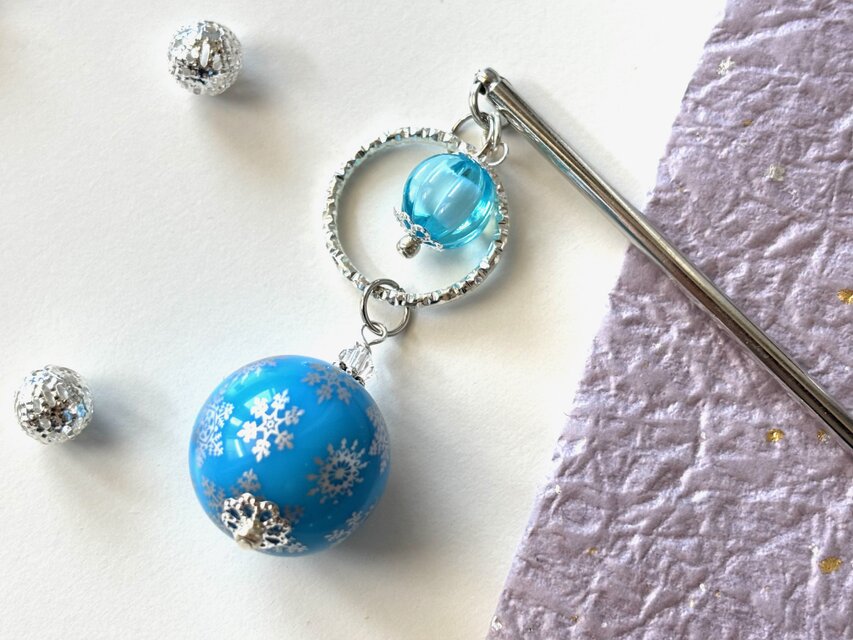 かんざし　ブルーとシルバーの雪の結晶ビーズ　一本挿し　一本簪　夏冬　シンプル　スノーフレーク　青　水色