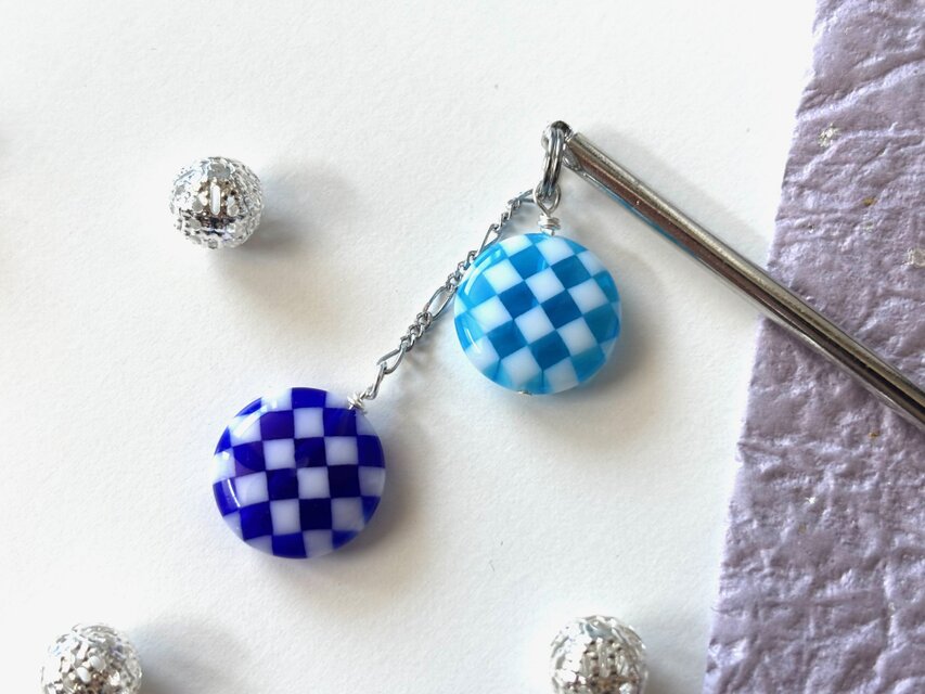 かんざし　ブルーと水色の市松模様のおはじき型とんぼ玉　青　一本挿し　一本簪　夏　シンプル　トンボ玉　蜻蛉玉　涼しげ