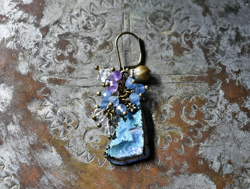 眩い銀化ローマングラスとたわわなアクアマリン、アメジスト、ハーキマーダイヤモンド、民族鈴の片耳ピアス