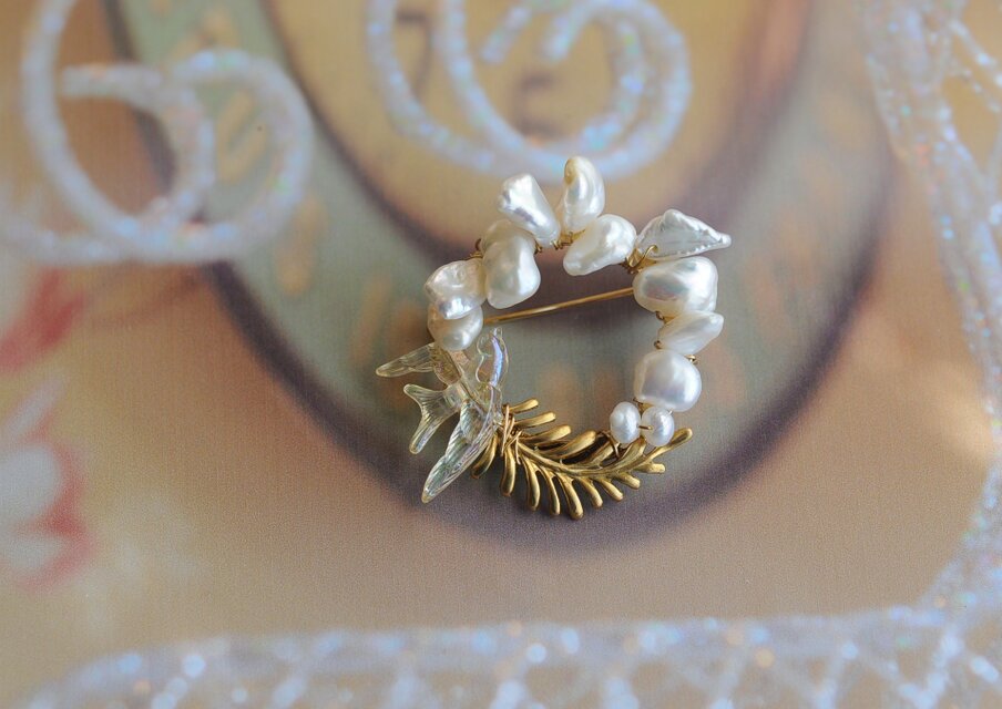 淡水ﾊﾟｰﾙとアンティークビーズのブローチ つばめ | iichi 日々の暮らし