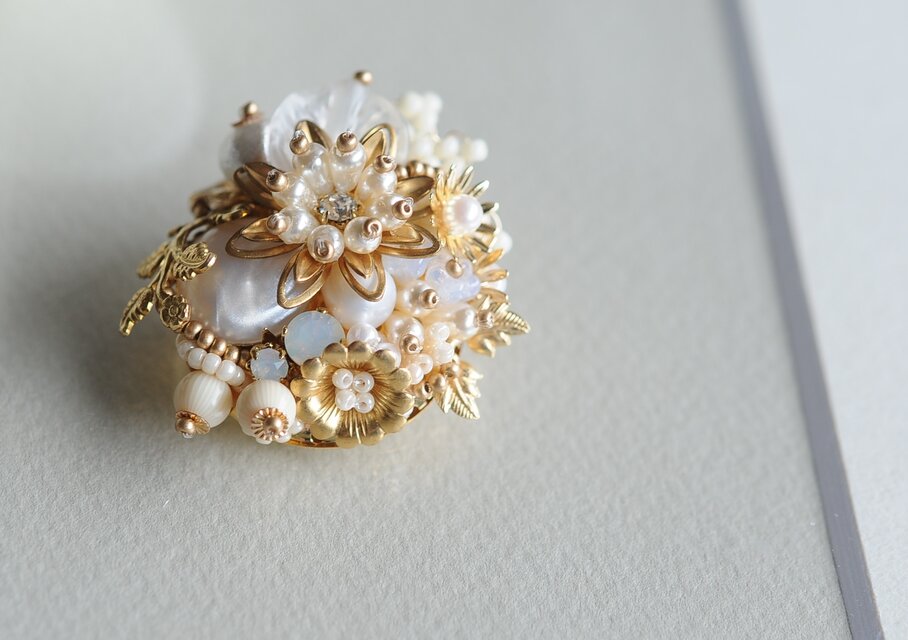 アンティークカポションのブローチ　スワロフスキークリスタル