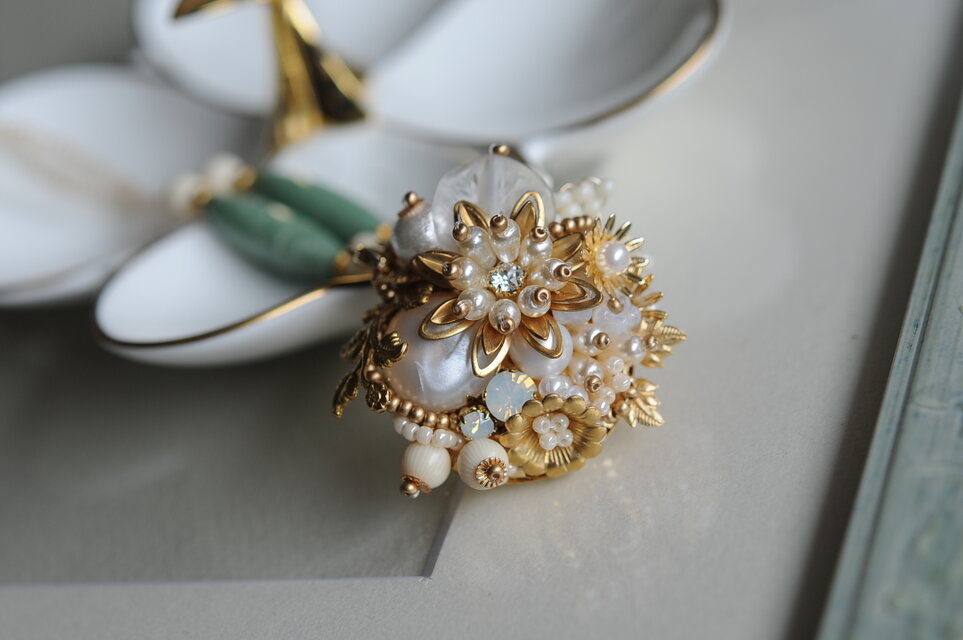 アンティークカポションのブローチ スワロフスキークリスタル | iichi