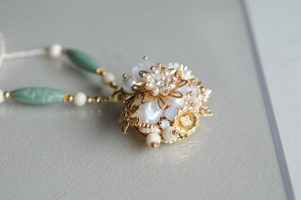 アンティークカポションのブローチ スワロフスキークリスタル | iichi