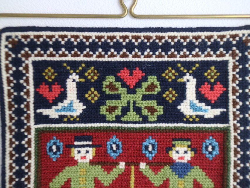 アカ族の手刺繍タペストリー ハーダンガー刺繍のクリスマスツリータペストリーがで完成しま