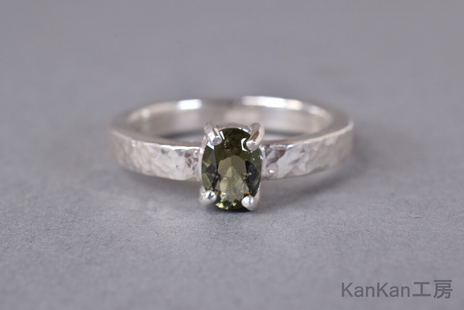 モルダバイトのリング