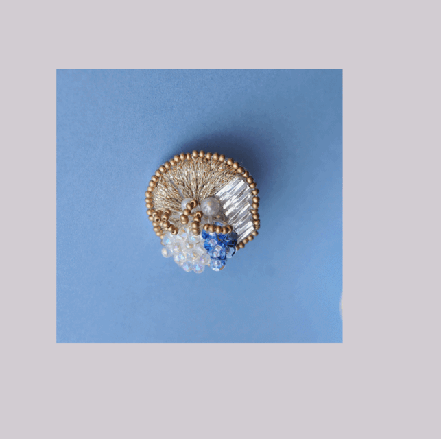 ホタテ型刺繍ブローチ　スパンコール