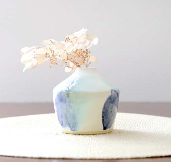 涼やかにじみブルーグリーンの一輪挿し