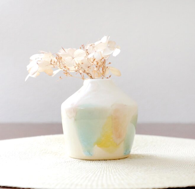 マット釉と春色三彩の一輪挿し