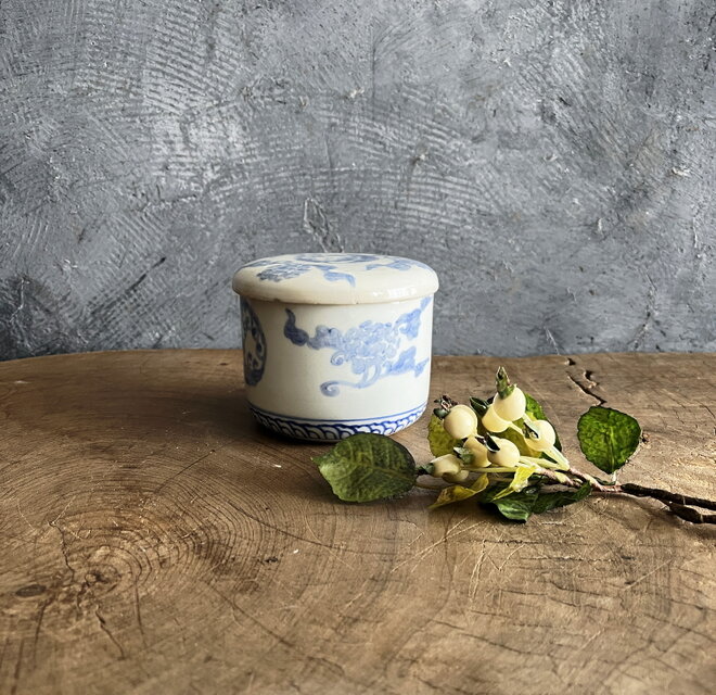 染付手描き蓋物　調味料入れ　小物入れ　　金継ぎ　　　　yk282