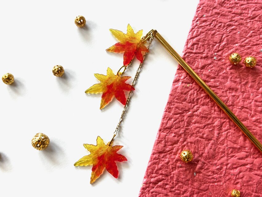 かんざし　紅葉のビーズ３連　一本挿し　一本簪　夏秋　涼しげ　赤　レッド　黄色　イエロー　和風　リーフ　ゴールド