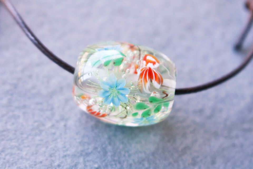 ニゲラと金魚のとんぼ玉（ガラス玉）泡入り