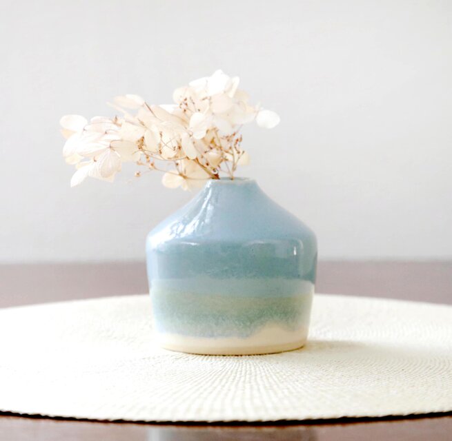 ニュアンスブルーと白マットの一輪挿し
