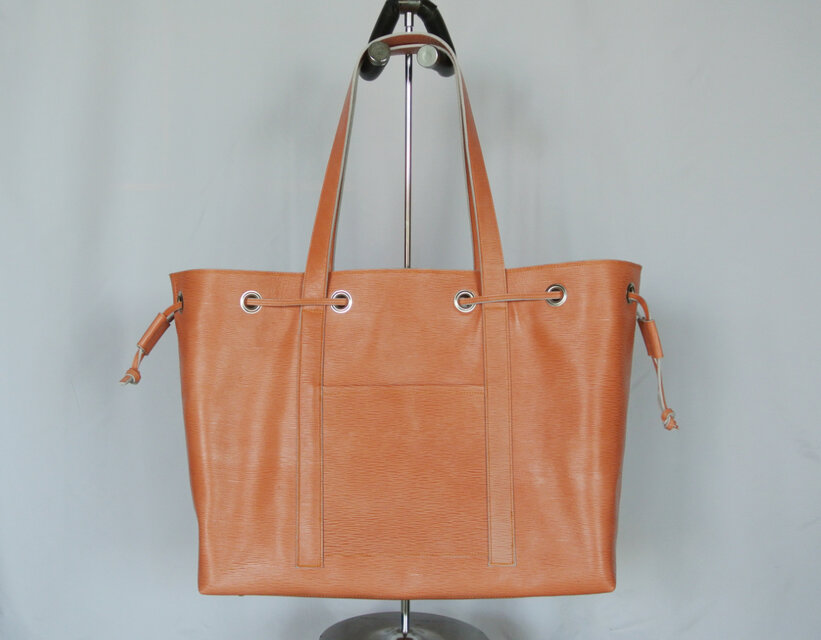 コーラルオレンジのトートバック。